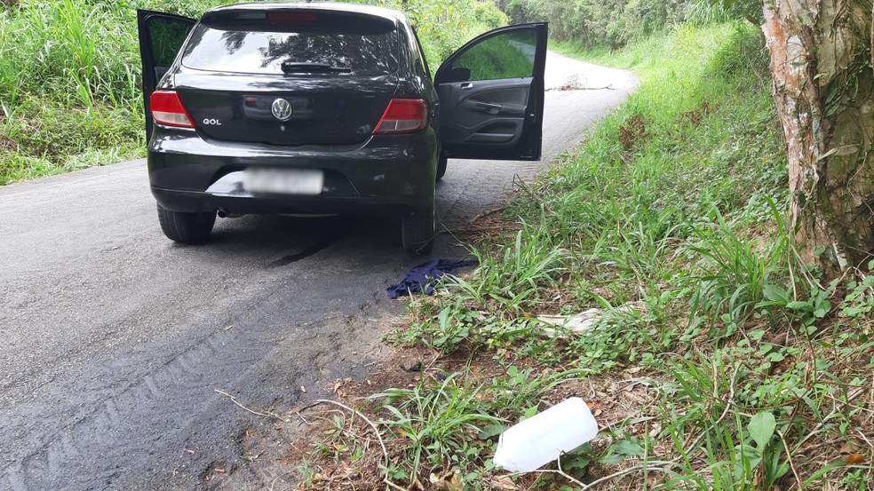 Carro em que suspeitos de atirarem em Pedrinho Matador foi abandonado durante fuga — Foto: José Antonio de Assis/TV Diário