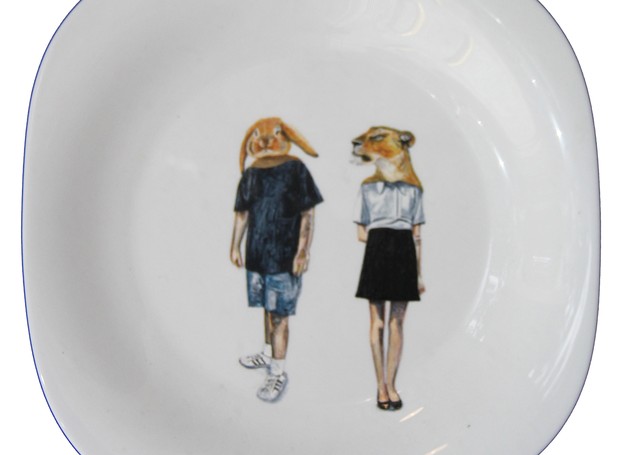 O prato de porcelana Cabeças retrata Selma e seu marido com cabeças de animais. Mede 29 x 17 cm e é vendido por R$ 550 na Orlando Lemos Galeria (Foto: Foto Shirley Fráguas/Divulgação)
