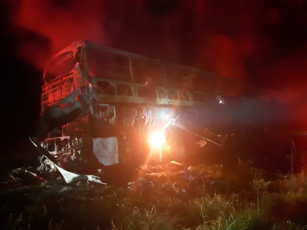 Mais de 50 pessoas estavam dentro de ônibus que pegou fogo, na BR-376; ninguém se feriu — Foto: Divulgação/PRF