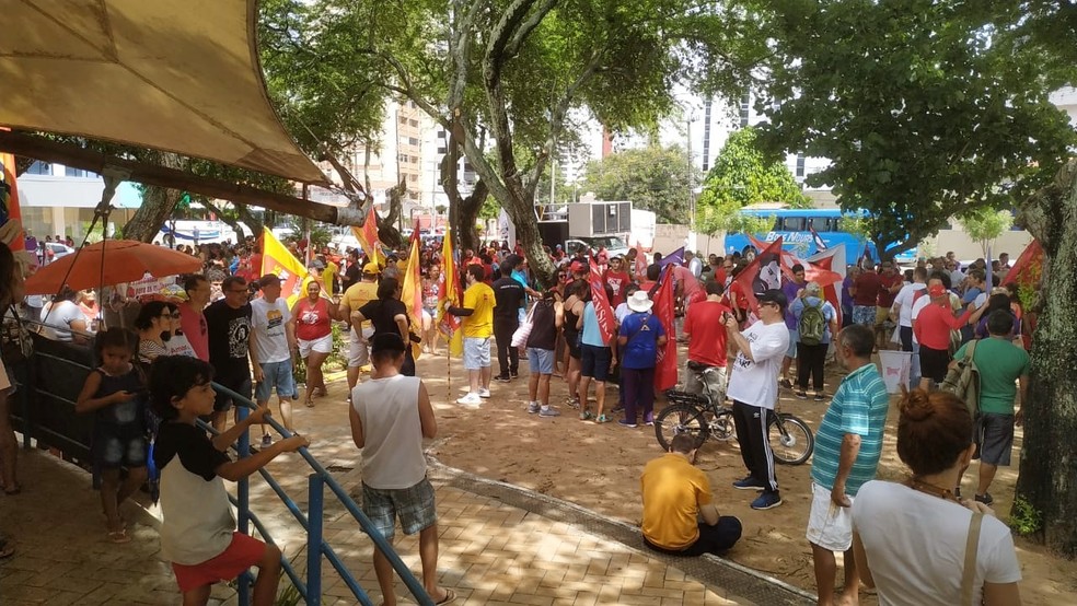 Antes de partir em caminhada, manifestantes se concentraram na Praça das Flores, no bairro de Petrópolis, na Zona Leste de Natal  — Foto: Alan Cléber/Inter TV Cabugi