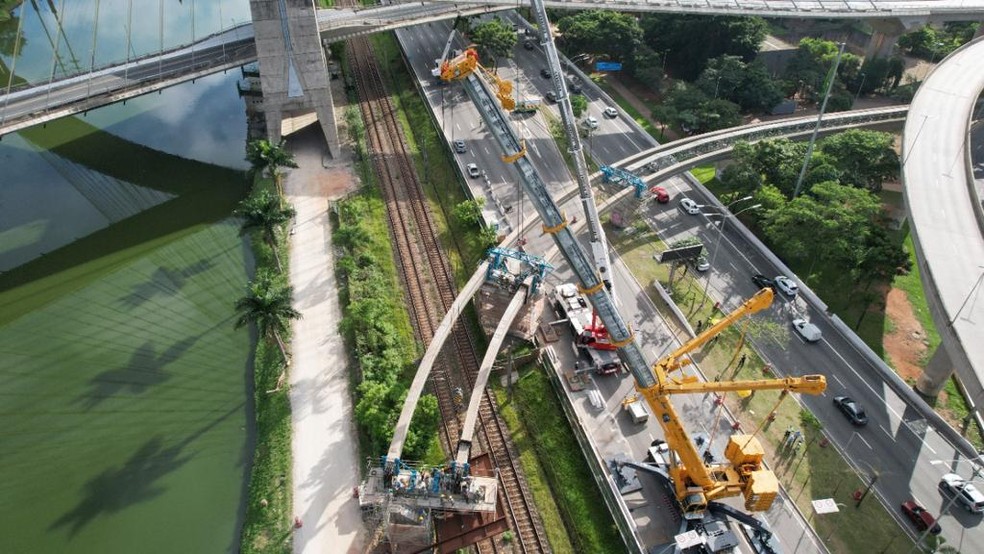 Vigas da Linha 17–Ouro do Monotrilho do Metrô de São Paulo em obra na Marginal Pinheiros em abril de 2022 — Foto: Divulgação