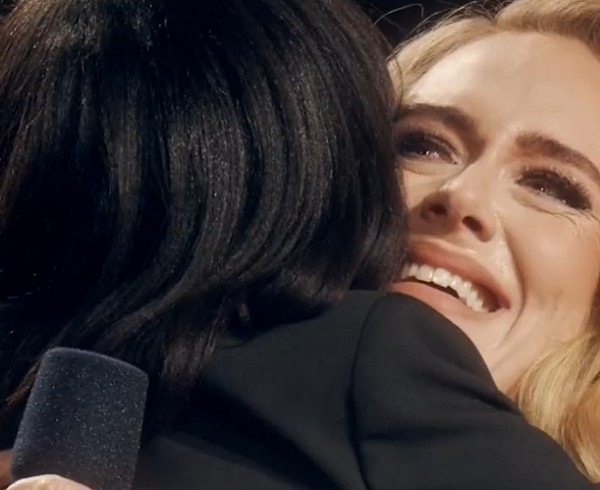 A cantora Adele emocionada em abraço com sua antiga professora (Foto: Twitter)