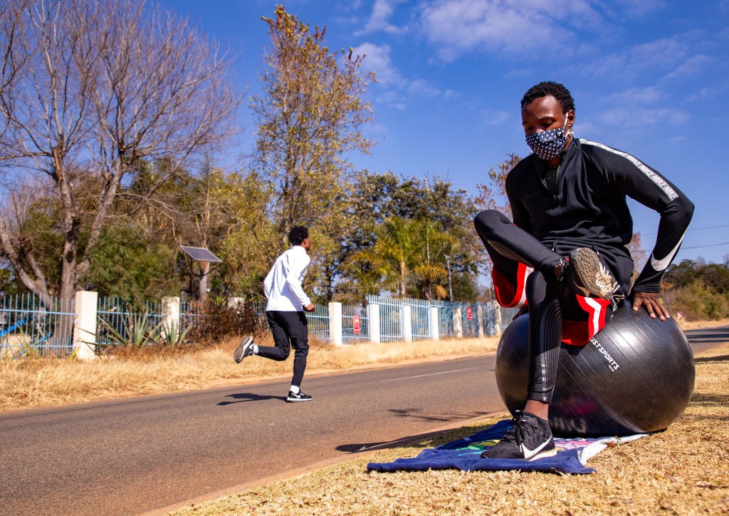 PRETORIA, SOUTH AFRICA - JULY 10: Clarence Munyai , one of South Africa?s elite athletes trains in the street on Day 106 of the National Lockdown on July 10, 2020 in Pretoria, South Africa. It is reported that all athletics tracks and stadiums are closed  (Foto: Gallo Images via Getty Images)