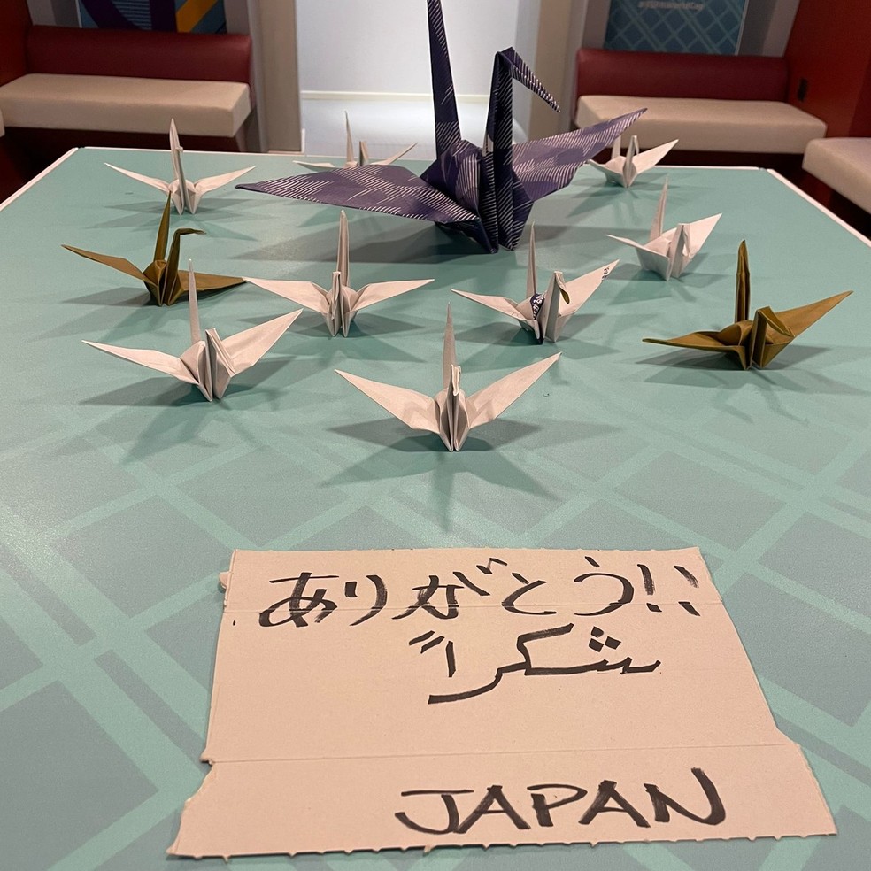 Festa, limpeza e origami: veja vídeo de celebração do Japão nos vestiários após vencer Alemanha