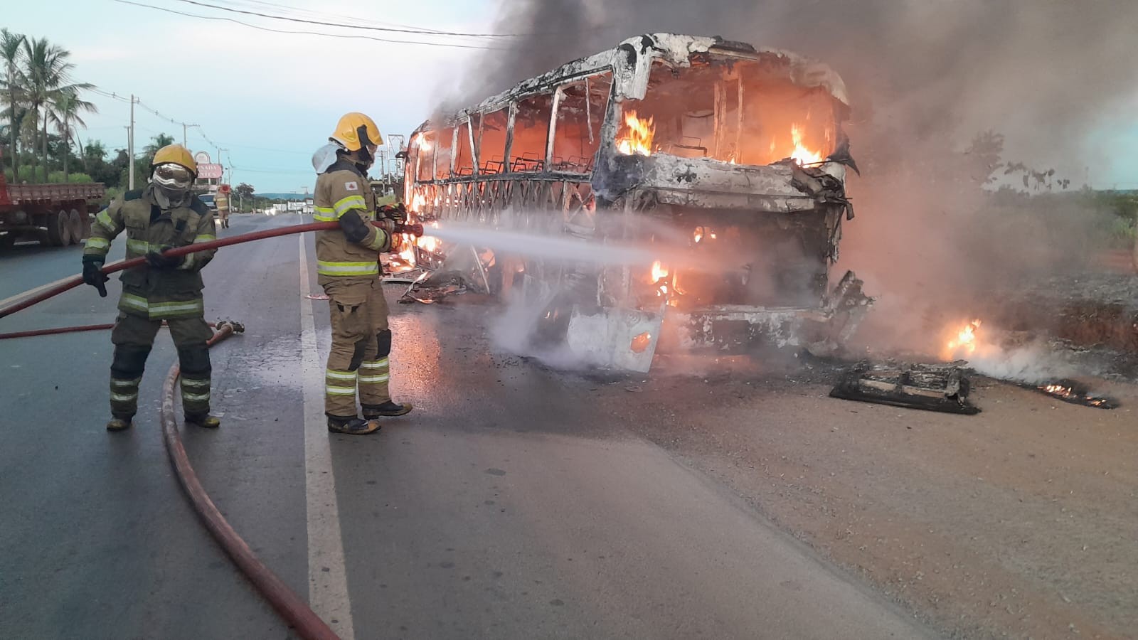 Ônibus que seguia de Alagoas para São Paulo pega fogo em avenida de Montes Claros