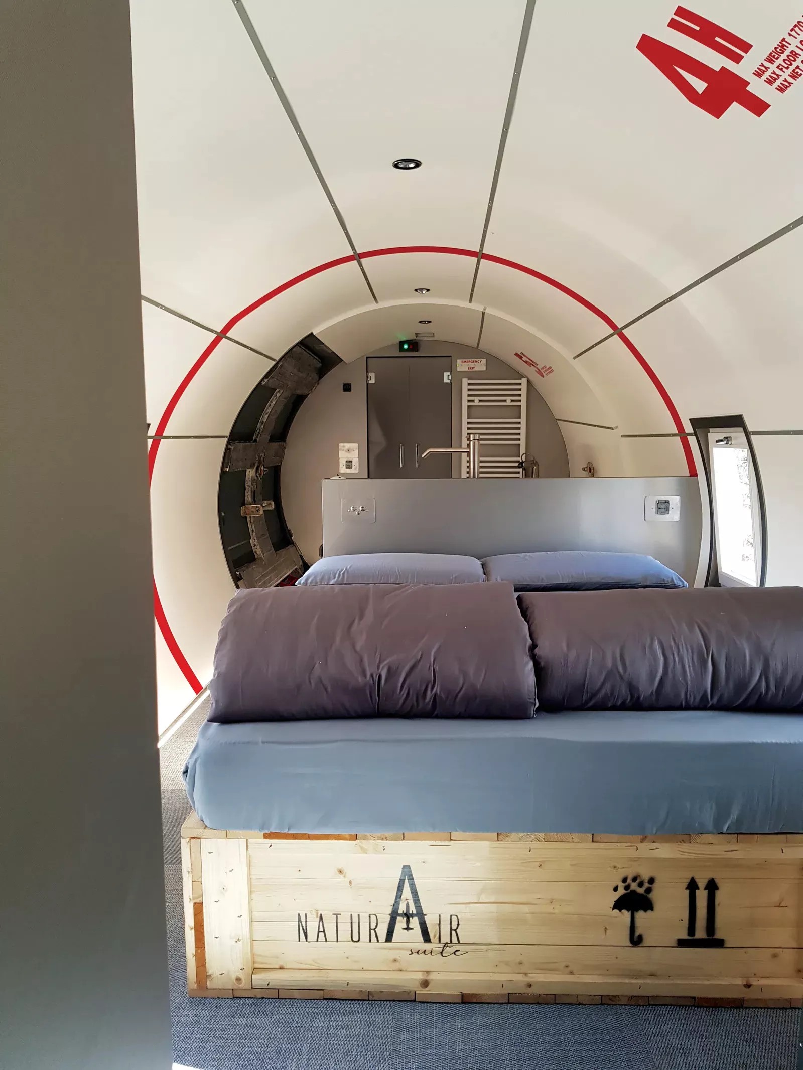 Avião aposentado vira hospedagem de luxo em acampamento na Itália (Foto: Reprodução/ Naturooms)