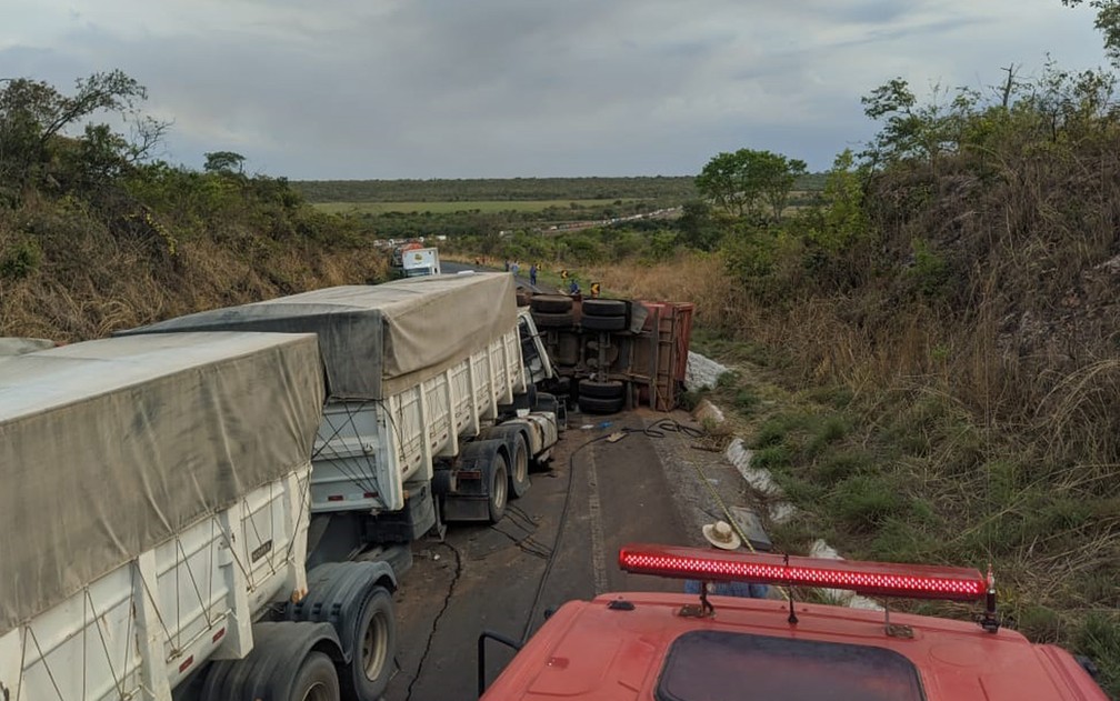 Uma pessoa morre durante batida entre carretas na BR-020, oeste da Bahia — Foto: Blog Braga / Reprodução 