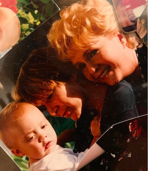 A foto compartilhada pela atriz Billie Lourde no dia do aniversário de dois anos de morte da mãe, a atriz Carrie Fisher, e às vésperas do aniversário de dois anos da avó, a atriz Debbie Reynolds (Foto: Instagram)