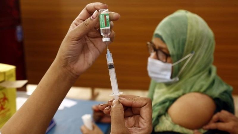 BBC - Muitos especialistas apontam que o acesso equitativo às vacinas é essencial para a imunidade da população global (Foto: EPA via BBC)