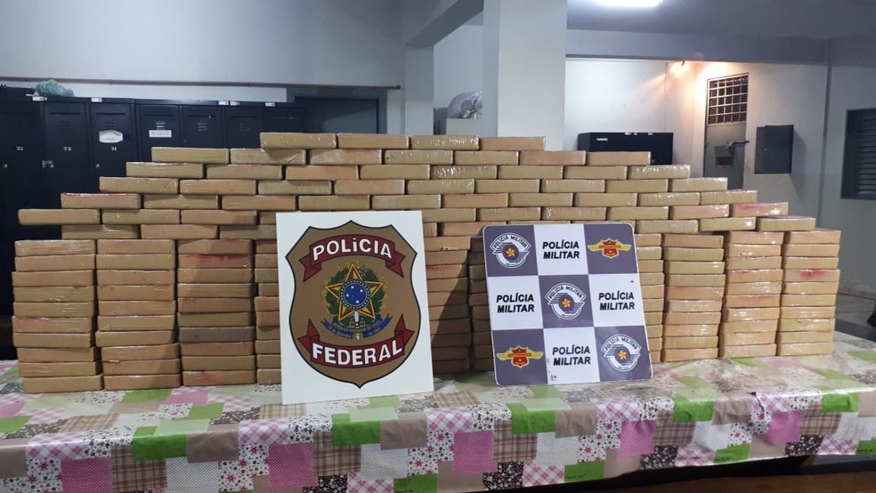 Tijolos de pasta base de cocaína foram levados para a Polícia Federal de Rio Preto  — Foto: Ricardo Freitas/TV TEM 