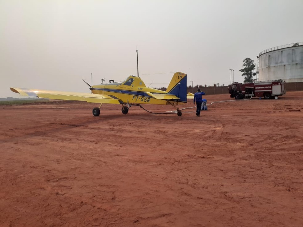 Avião atua no combate ao incêndio no Parque Estadual do Aguapeí — Foto: Defesa Civil