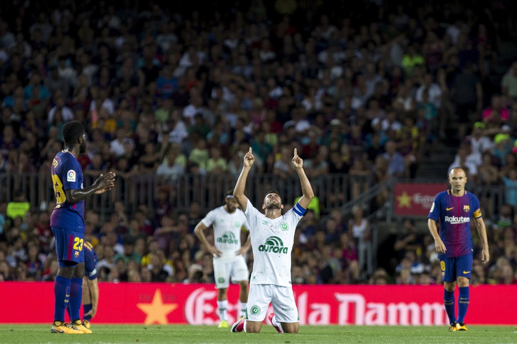 Alan Ruschel voltou aos gramados no amistoso contra o Barcelona — Foto: EFE