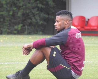 Fora dos planos do São Paulo, Michel Bastos caminha para rescindir contrato 