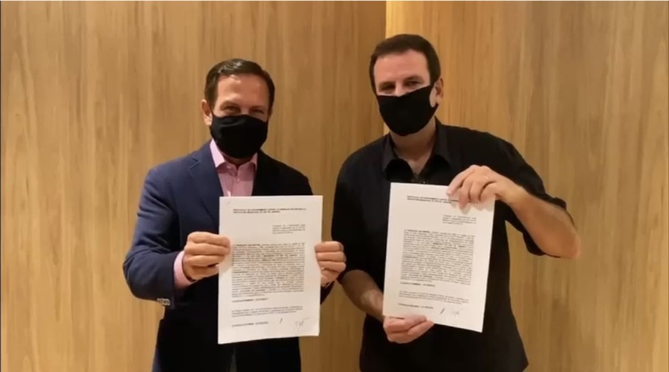 João Doria e Eduardo Paes assinam termo de cooperação com o Instituto Butantan para a aquisição da vacina contra a Covid-19 (Foto: Reprodução/Twitter)