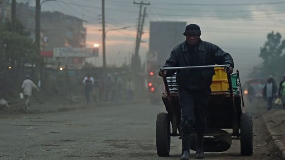O nível de poluição do ar em Nairobi está acima do recomendado pela OMS — Foto: Getty Images/BBC