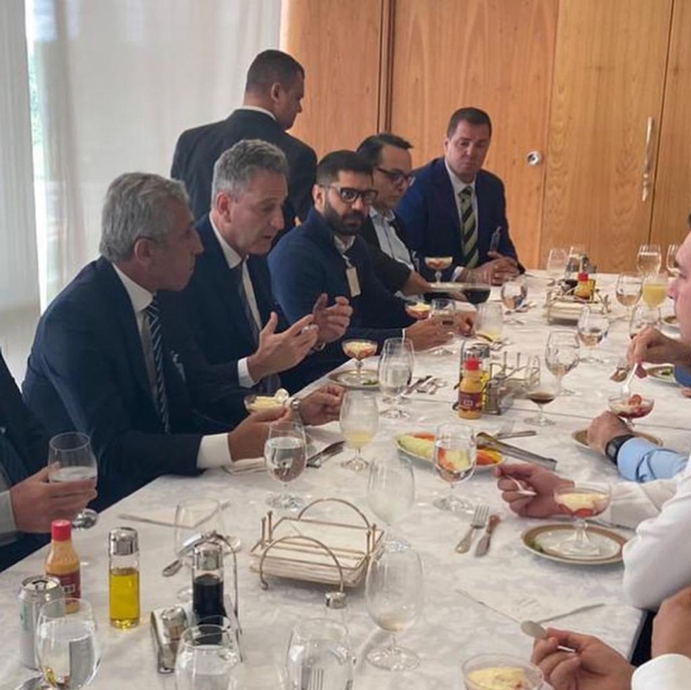 Alexandre Campello, presidente do Vasco, e Rodolfo Landim, presidente do Flamengo, se reúnem com Bolsonaro — Foto: Divulgação