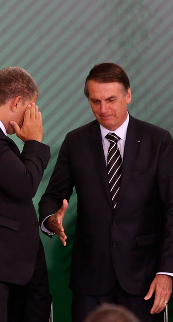 O ministro Gustavo Bebianno presta continência a Bolsonaro ao tomar posse