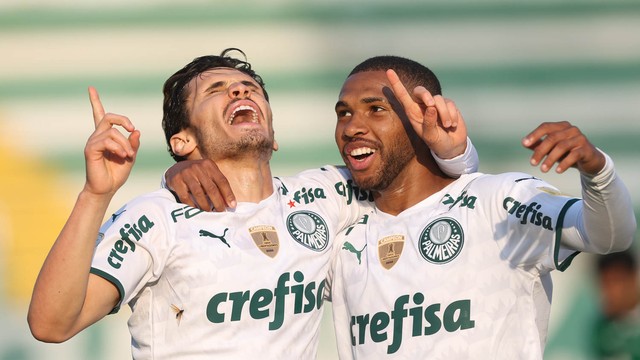 Raphael Veiga e Wesley comemoram gol em Chapecoense x Palmeiras