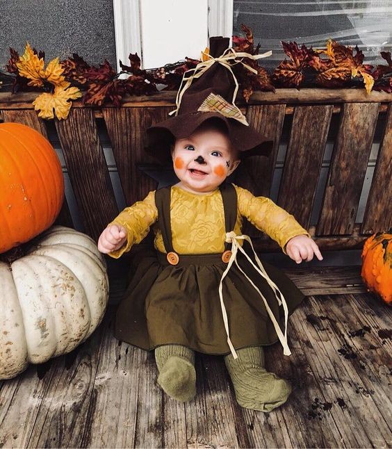 Dia das bruxas. mãe e filha com fantasia de halloween. família em casa.