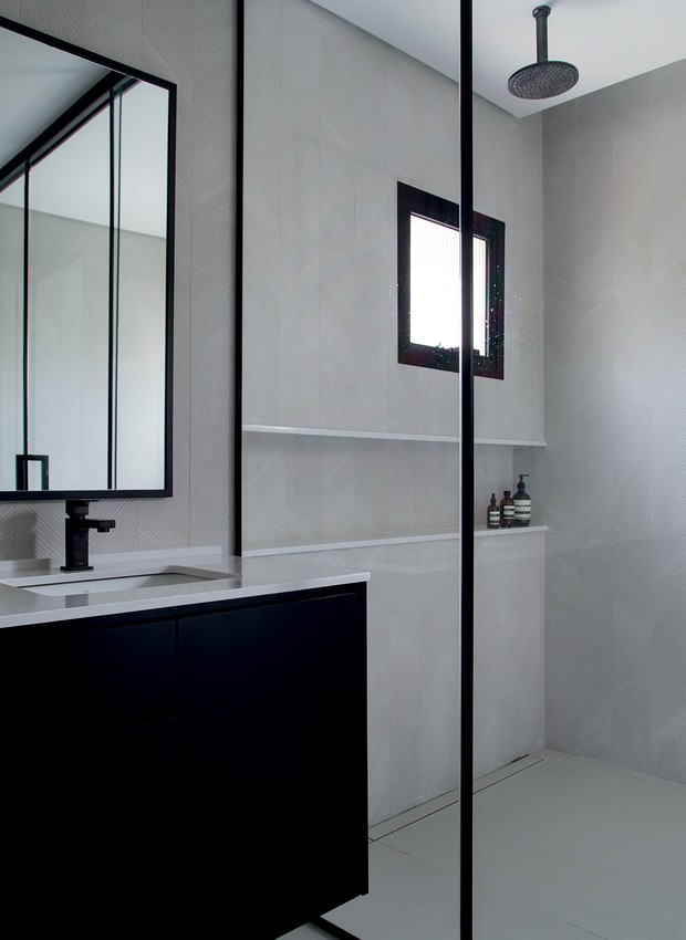Detalhes do banheiro minimalista, com gabinete e metais pretos (Foto: Denilson Machado / MCA Estúdio / Divulgação)