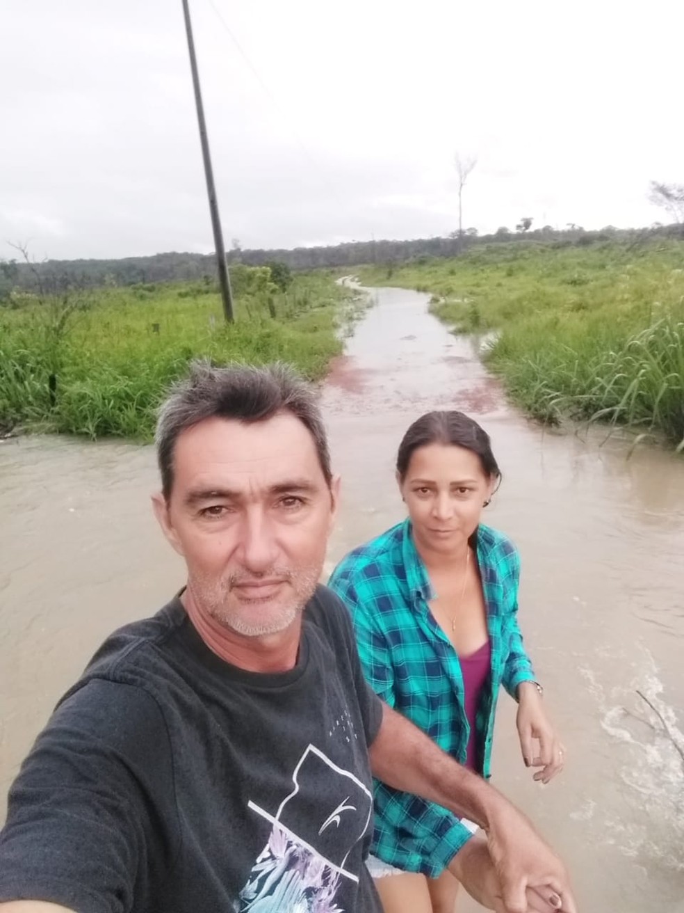 Amauri e a esposa no sítio onde vivem em MT — Foto: Cedida