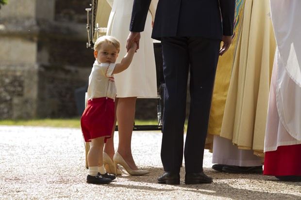 O príncipe George é visto ao chegar com os pais para o batizado da irmã, a princesa Charlotte, neste domingo (5) (Foto: Matt Dunham/AP)