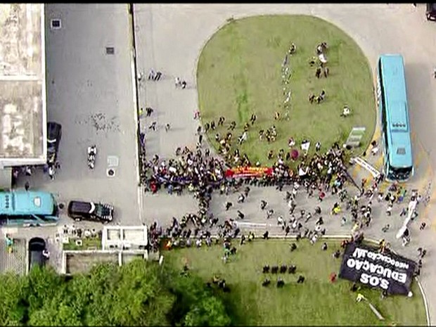 Manifestantes protestam perto de hotel onde seleção se apresentou (Foto: Reprodução/TV Globo)