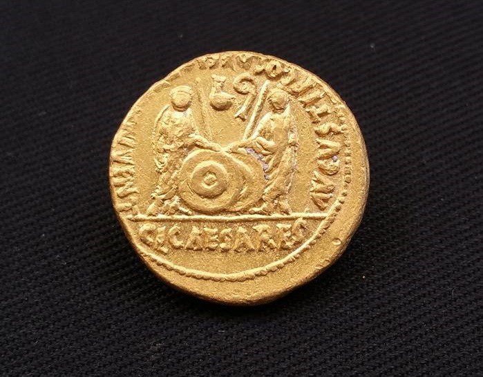 Moeda de ouro que data do período do imperador Augusto (Foto: Egyptian Ministry of Antiquities)