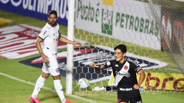 Cano comemora o gol, com Gabriel ao fundo. Vasco x Atlético-MG em São Januário
