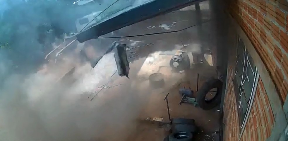 Casal escapa segundos antes da explosão de pneu em Marechal Cândido Rondon — Foto: Reprodução