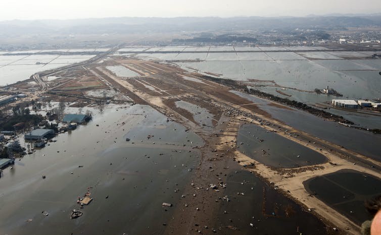 Muitos tsunamis, incluindo o que ocorreu em 2011 no Japão, movem-se para o interior e podem inundar áreas distantes da costa (Foto: Força Aérea dos EUA/Sargento de Estado-Maior/Samuel Morse)