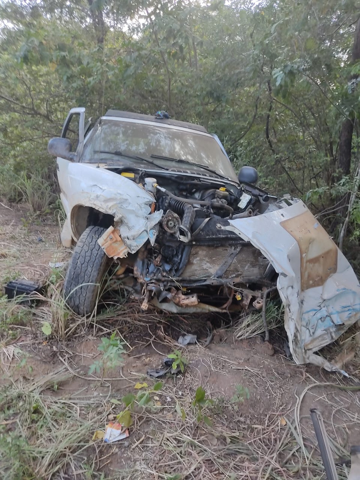 Acidente entre carreta e caminhonete deixa três pessoas feridas na MGC-122