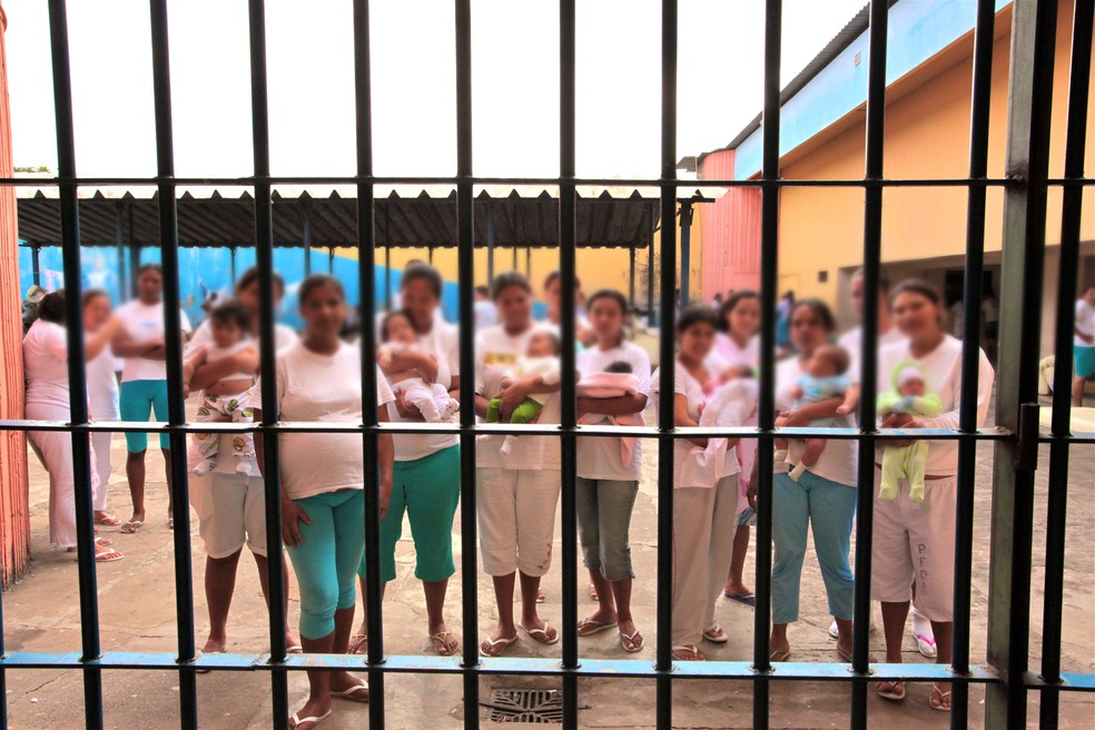 Detentas posam para foto com seus filhos na Colmeia, em Brasília — Foto: Glaucio Dettmar/CNJ/Divulgação