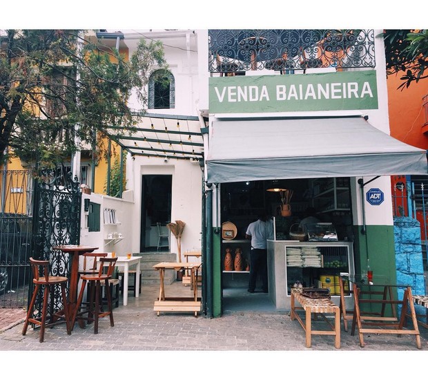 A fachada do restaurante A Baianeira, na Barra Funda, que mantém uma venda de itens típicos do Vale do Jequitinhonha na frente (Foto: Reprodução Instagram)