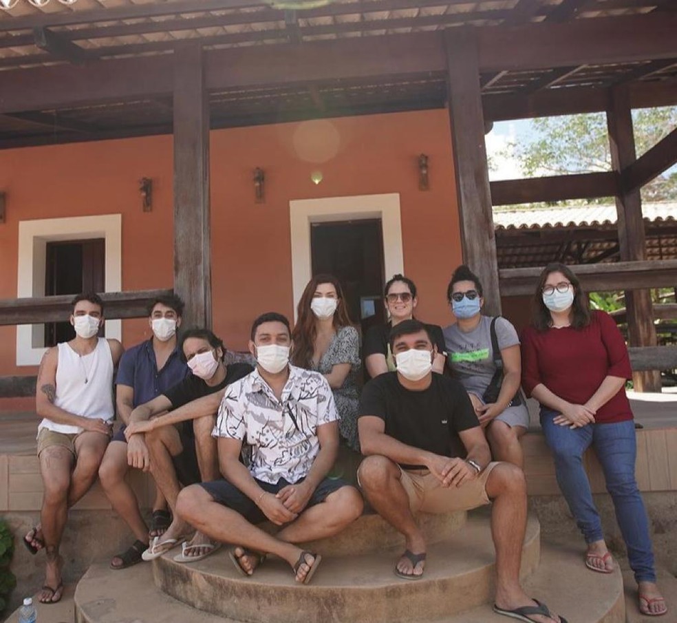 Mayana Neiva e equipe, durante as gravações de documentário e dois clipes, no Sertão da Paraíba.  — Foto: Reprodução/Instagram 