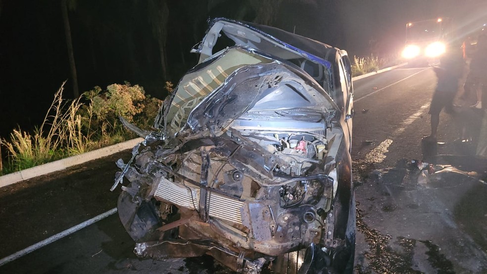 Caminhonete ficou destruída após batida — Foto: Bombeiros/Divulgação 