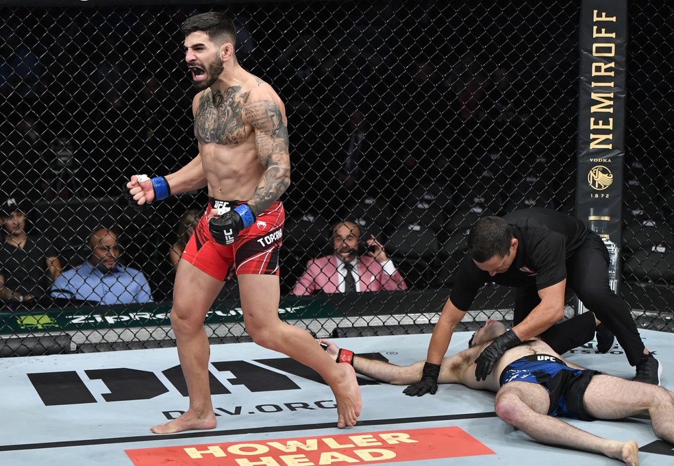 Ilia Topuria comemora o nocaute sobre Ryan Hall no UFC 264 — Foto: Getty Images