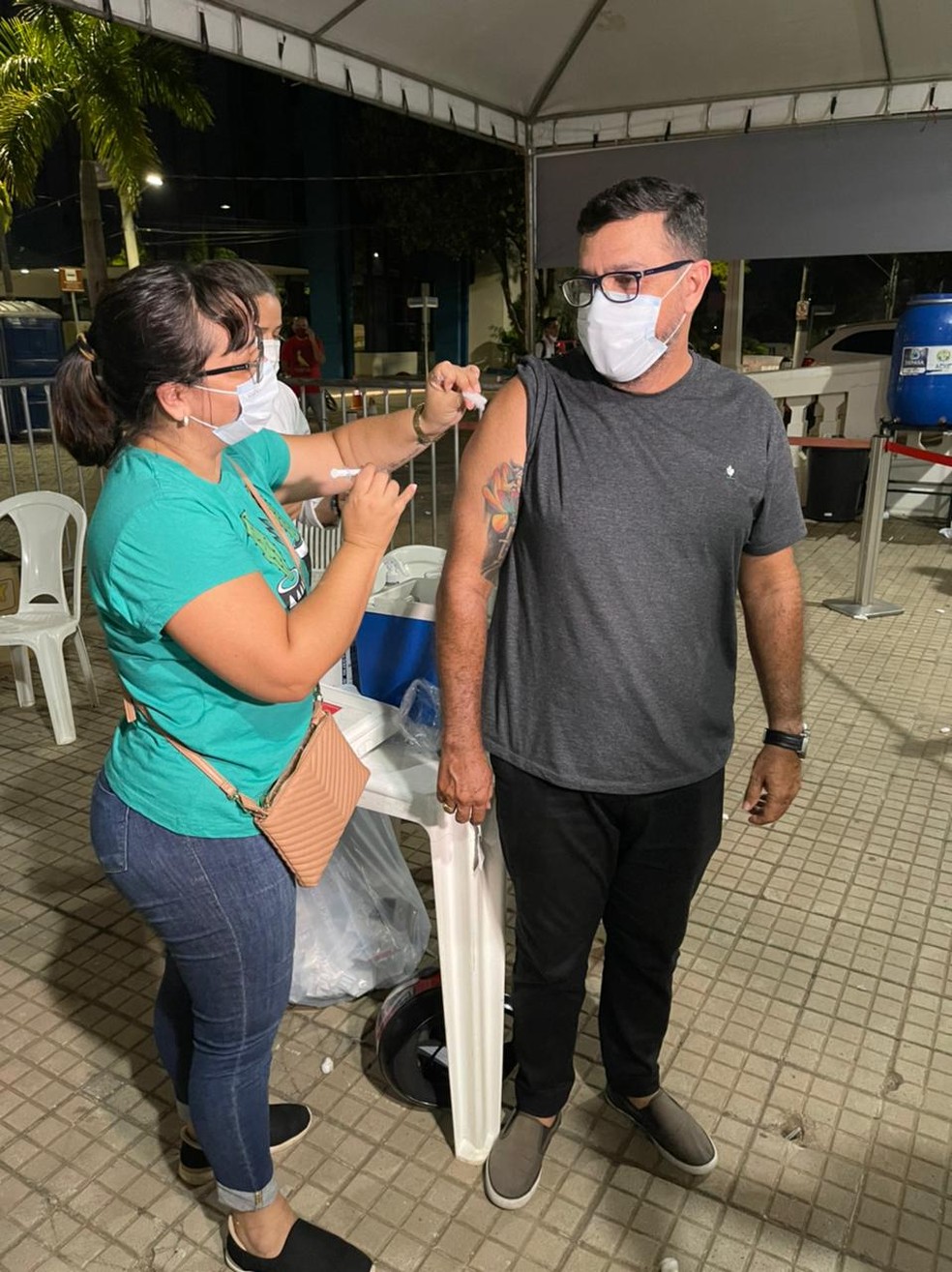 Janaína Negreiros vacinou o marido, Luiz Carlos da Silva, de 48 anos, nessa quinta-feira (17) — Foto: Arquivo pessoal