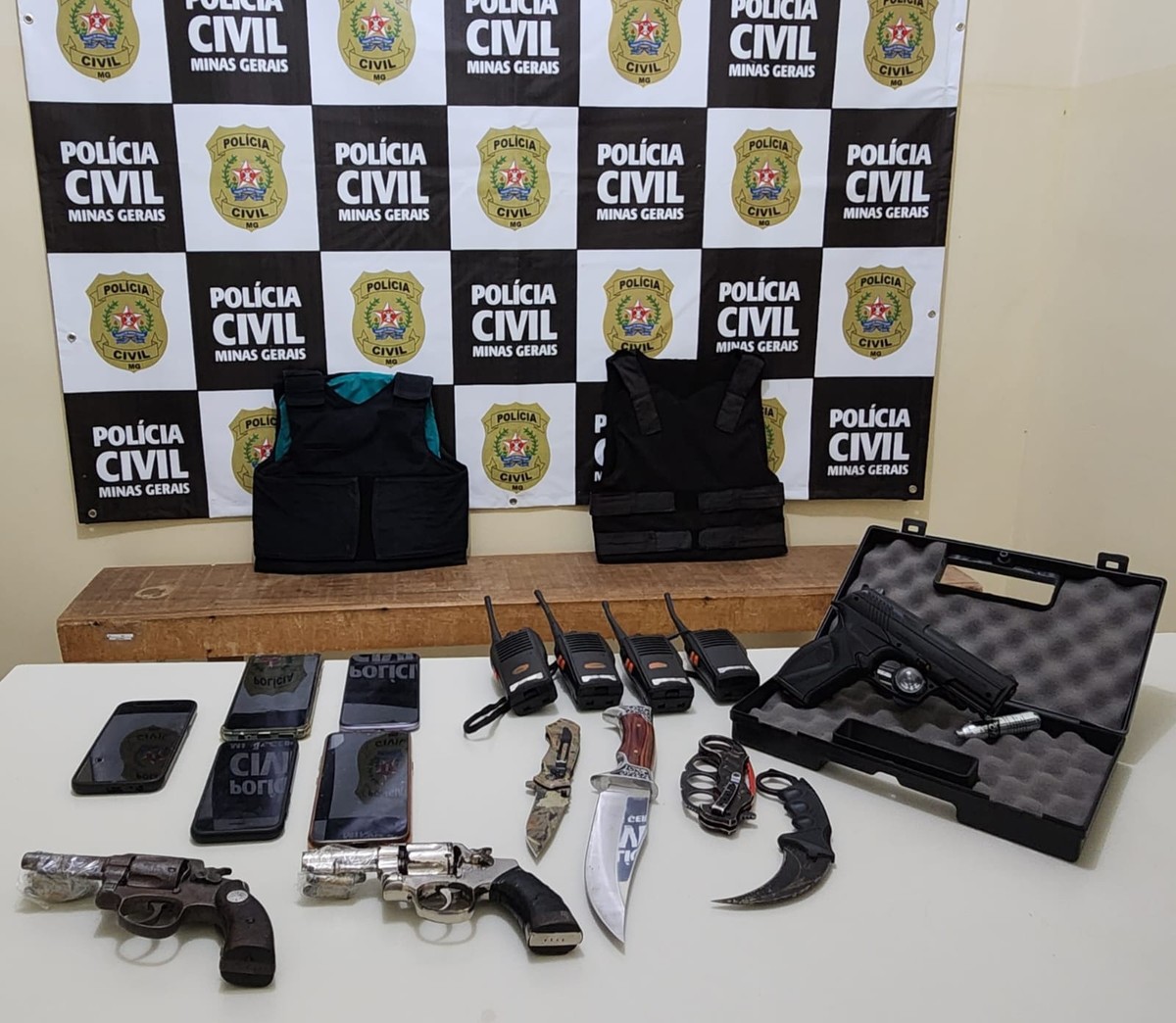 Cinco homens são presos com armas e coletes balísticos dentro de shopping em MG; dois estavam vestidos de 'franciscanos', diz polícia
