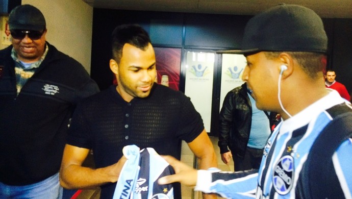 Fernandinho é recebido por torcedor solitário e projeta título pelo Grêmio