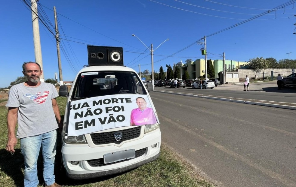 Amigos e parente de vereador morto com tiros à queima-roupa fazem carreata em Conchas — Foto: Nosso Informativo/Reprodução 