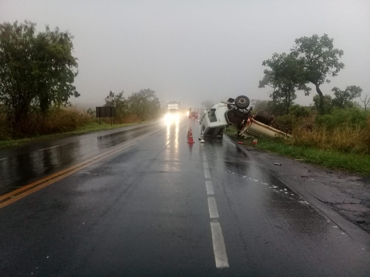 Caminhão-tanque carregado com combustíveis tomba na BR-135