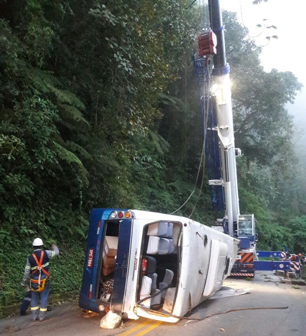 Três pessoas morreram em acidente de ônibus na serra da Oswaldo Cruz (Foto: Divulgação/Prefeitura Municipal de Ubatuba)