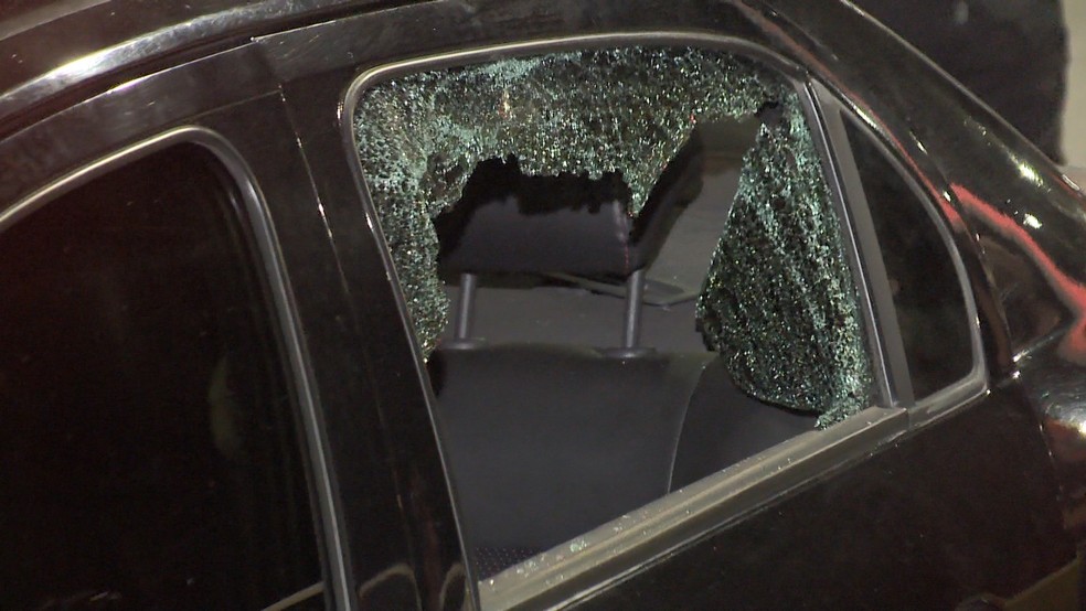 Bala quebrou o vidro do carro e atingiu as costas do motorista de aplicativo — Foto: Reprodução/TV Gazeta