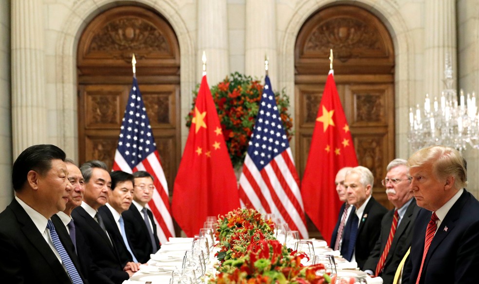 O presidente dos EUA, Donald Trump (ÃƒÂ  direita na mesa), e o presidente da China, Xi Jinping, durante encontro da cÃƒÂºpula do G20 em Buenos Aires Ã¢â‚¬â€ Foto: Kevin Lamarque/Reuters
