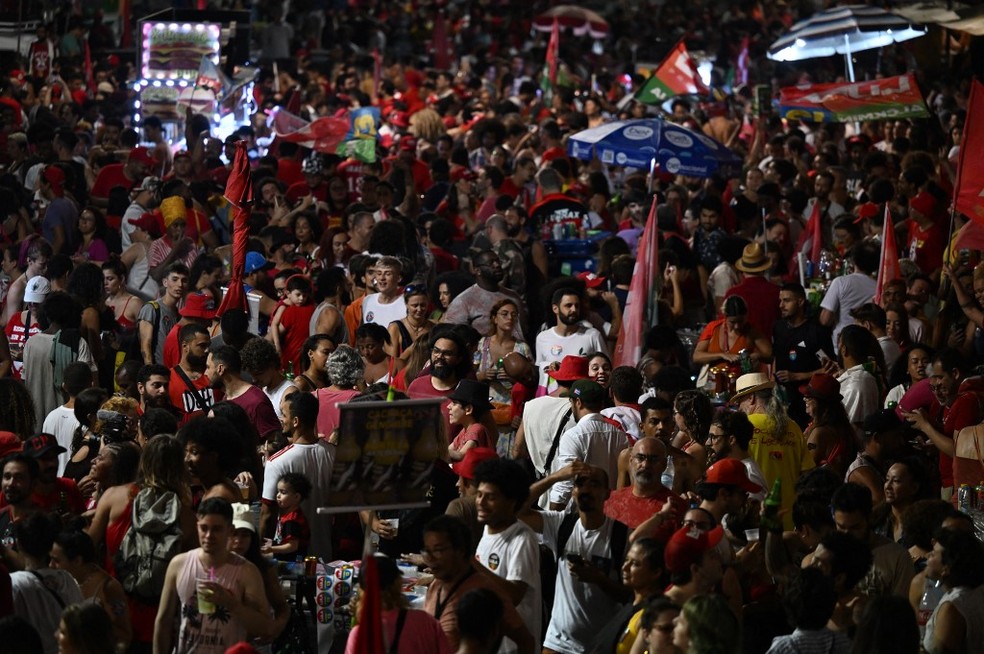 Eleitores de Lula comemoram a vitória no Rio de Janeiro. — Foto: Pablo Porciuncula / AFP