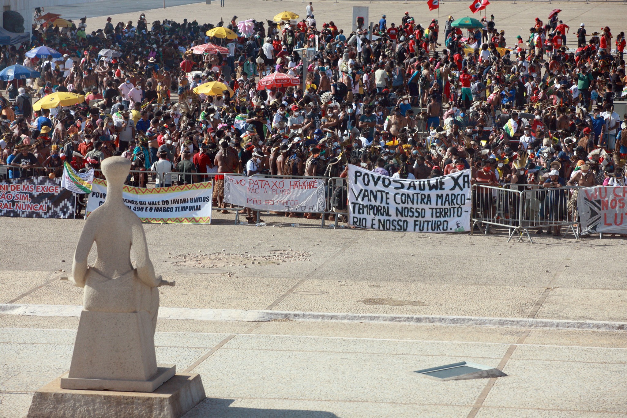Milhares de indígenas manifestam na Praça dos Três Poderes contra o Marco Temporal (Foto: Nelson Jr./SCO/STF)