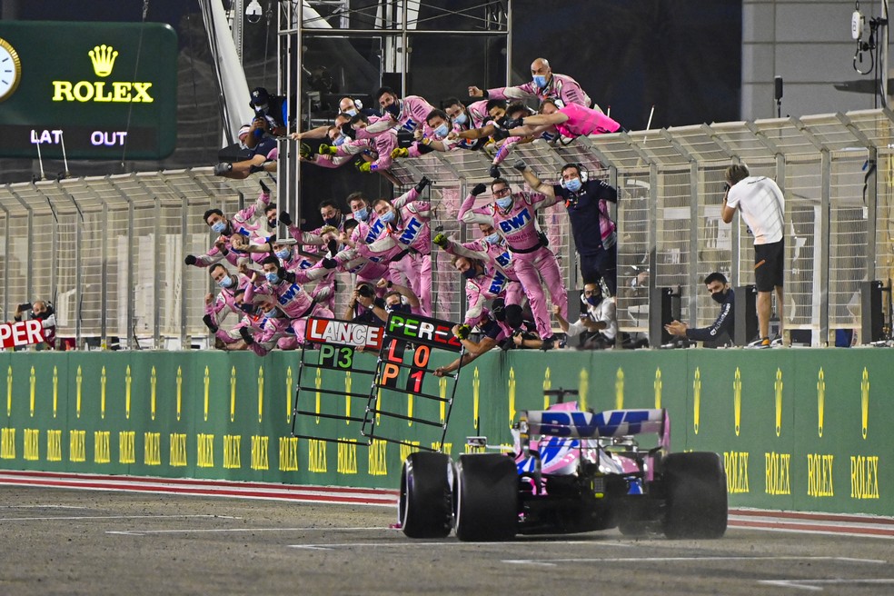 Sergio Pérez cruza a linha de chegada para vencer GP de Sakhir — Foto: Divulgação