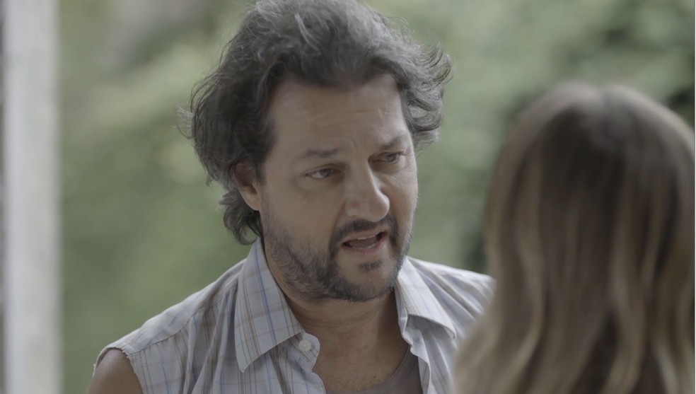 Nicolau (Marcelo Serrado) fica furioso quando Afrodite (Carolina Dieckmann) lhe diz que vai fazer greve de sexo em 'O Sétimo Guardião' — Foto: Globo