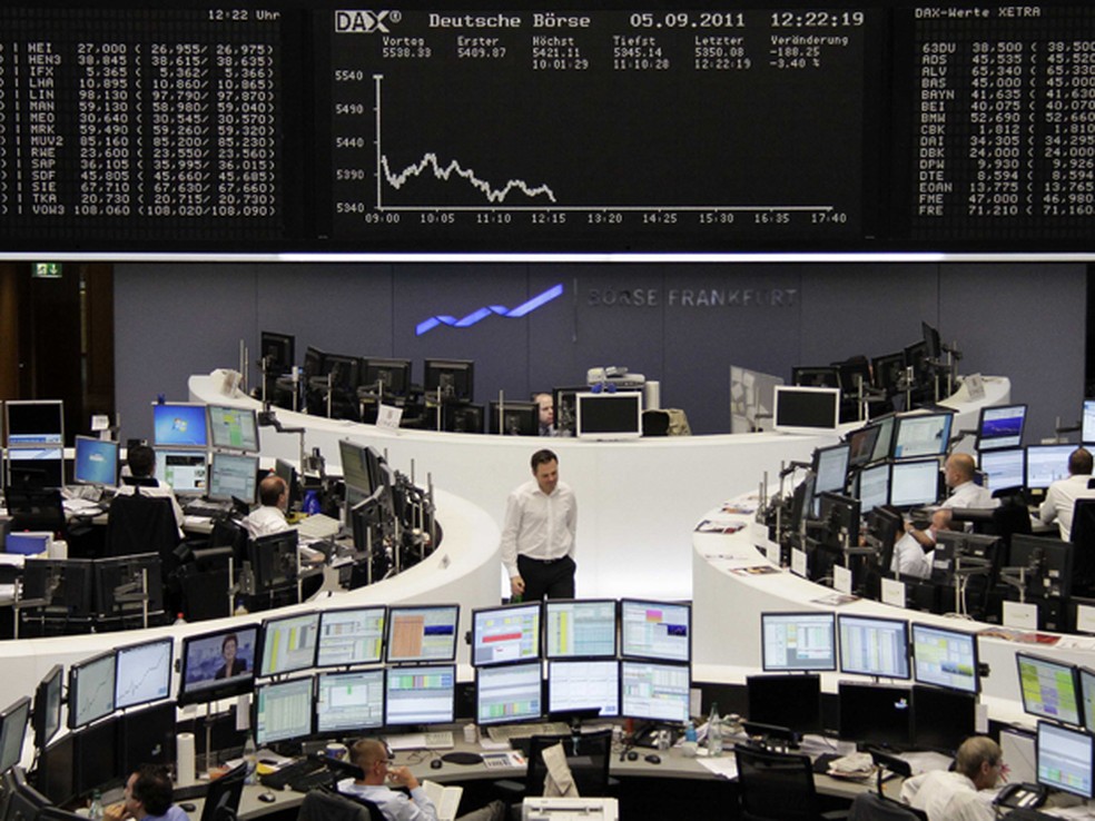 Operadores trabalham na Bolsa de Frankfurt, na Alemanha — Foto: Reuters